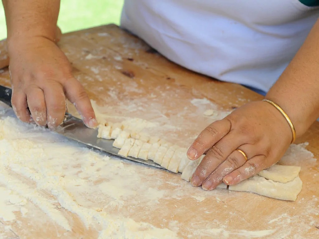campsite-parco-delle-piscine-education-making-pasta