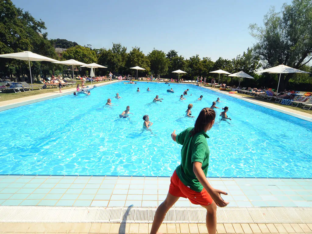 campsite-parco-delle-piscine-outdoor-pool-animation-for-adults-dance