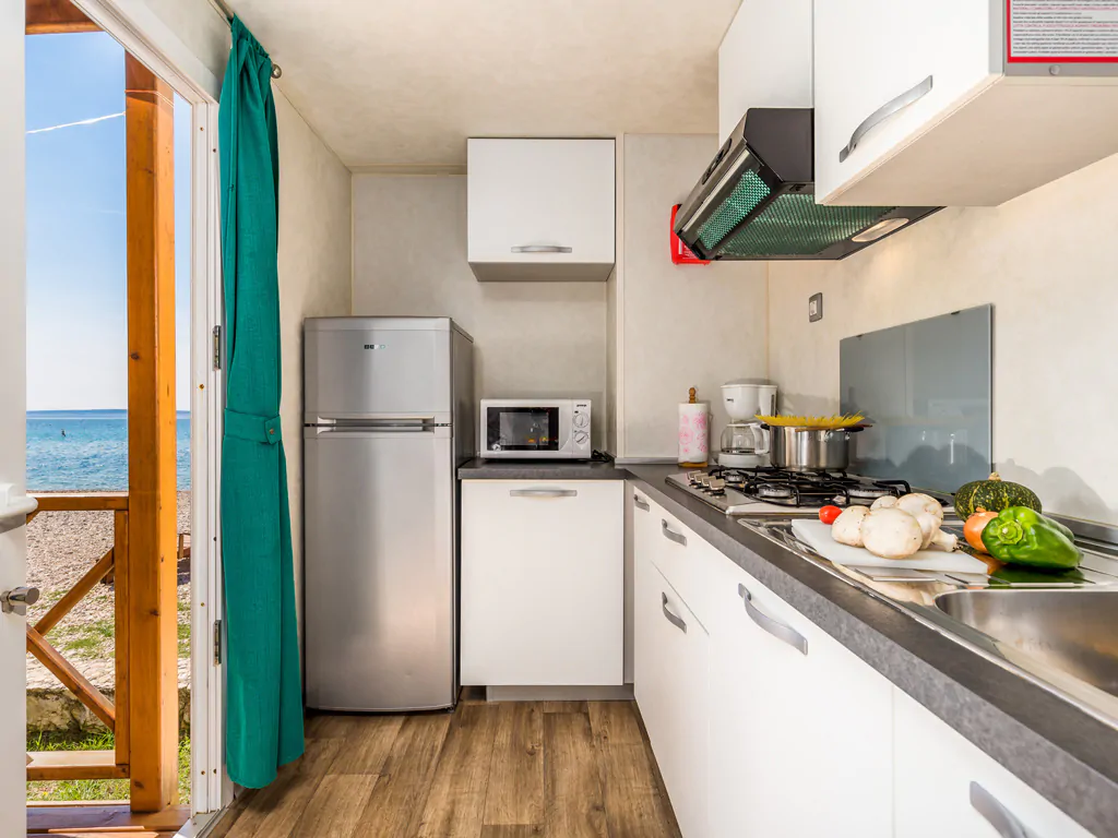 campsite-strasko-mobile-home-olive-superior-interior-kitchen-2