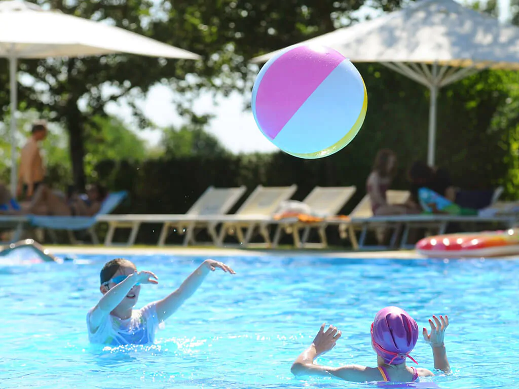 campsite-parco-delle-piscine-kids-having-fun-pool