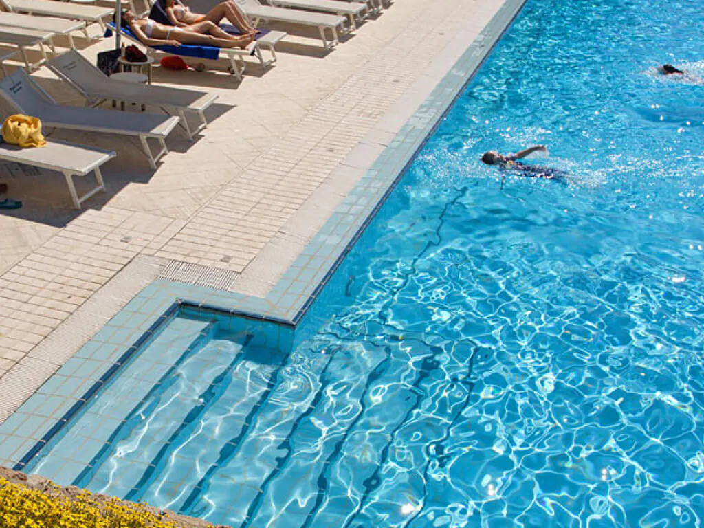 campsite-parco-delle-piscine-outside-pool