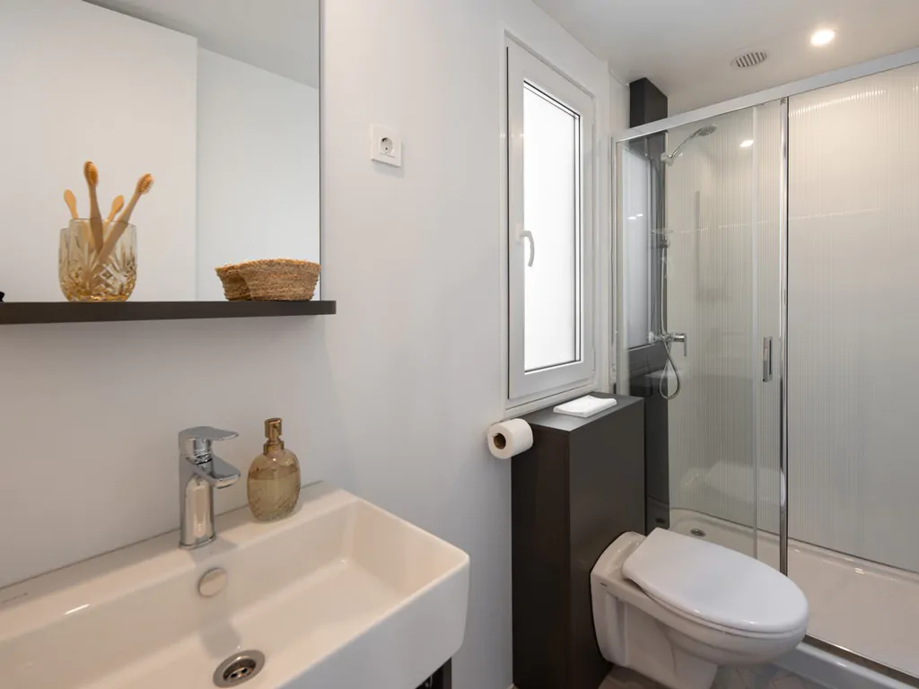 banki-green-istrian-village-mobile-home-interior-bathroom