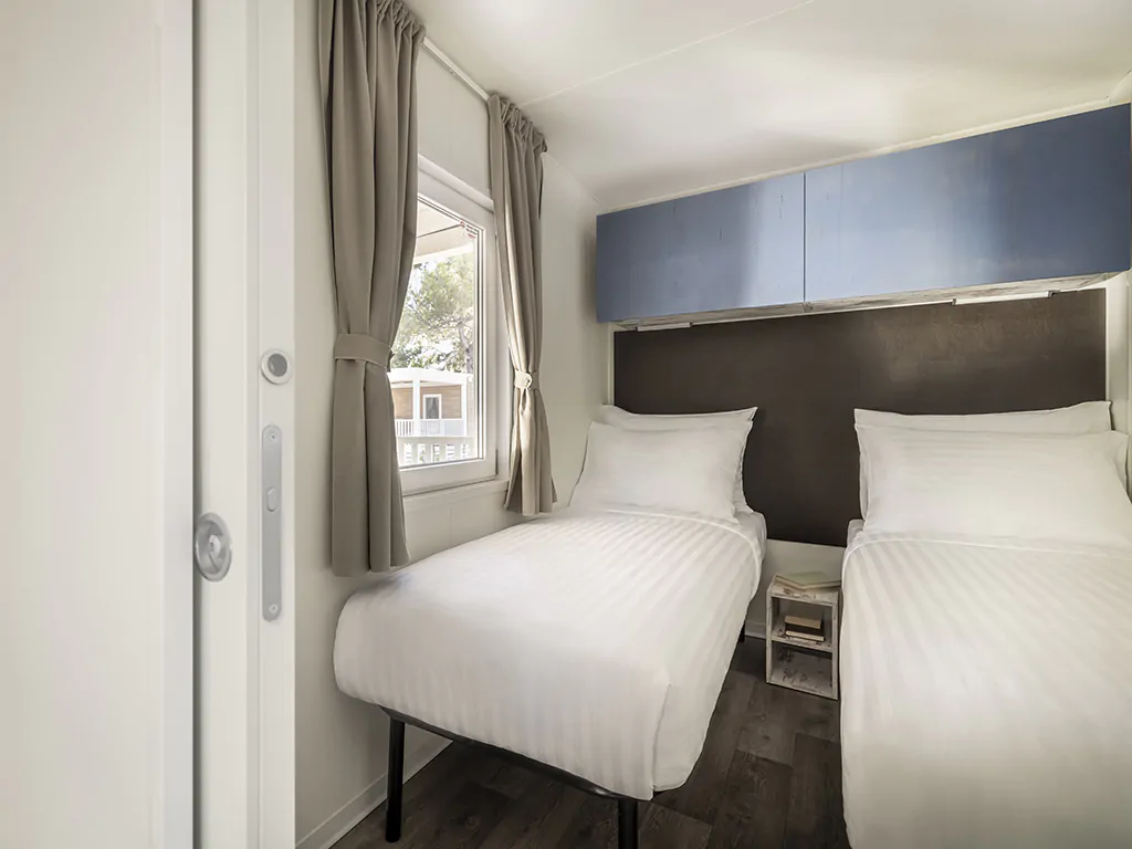 campsite-valkanela-mobile-home-premium-with-bbq-interior-bedroom