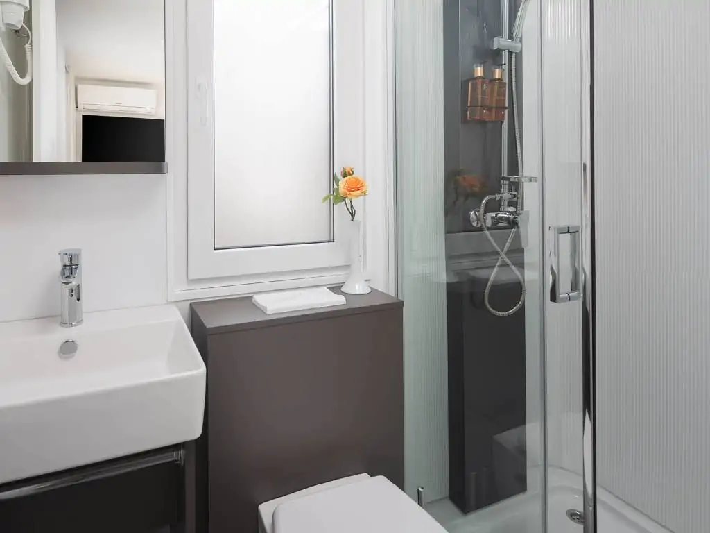 aminess-avalona-camping-resort-amber-sea-luxury-holiday-home-pool-bathroom