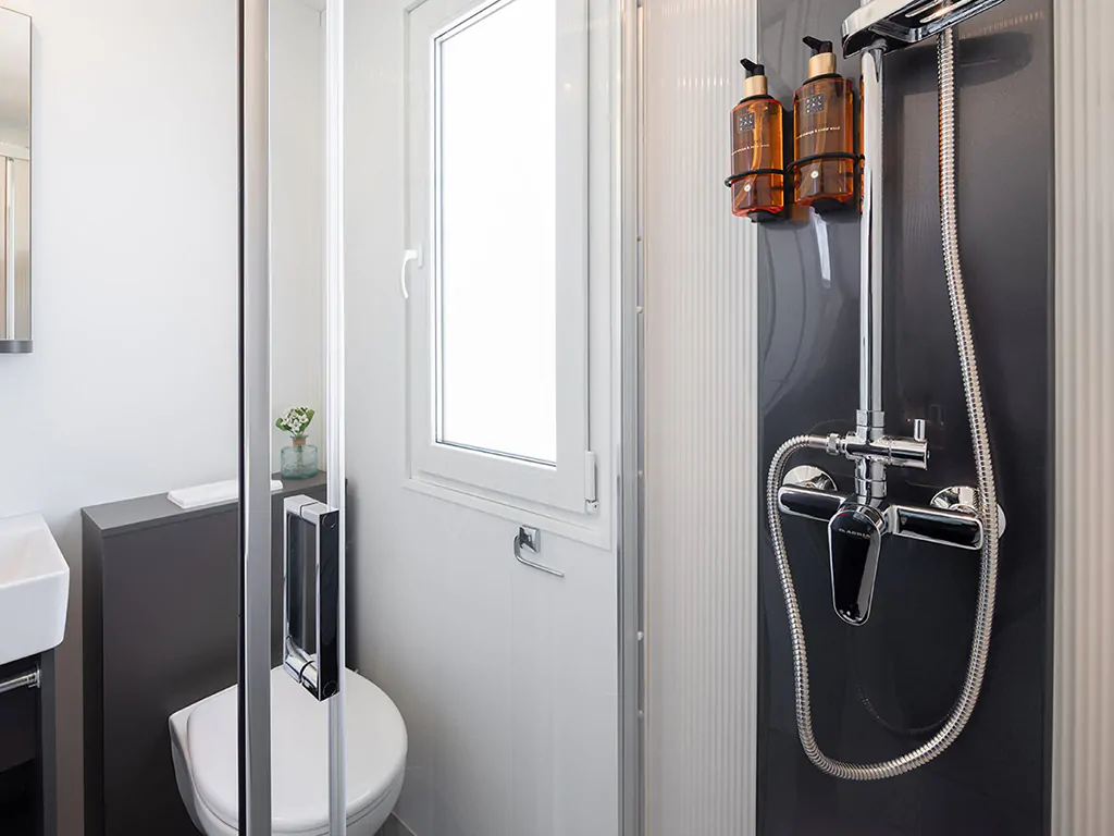 aminess-avalona-camping-resort-family-premium-holiday-home-bathroom