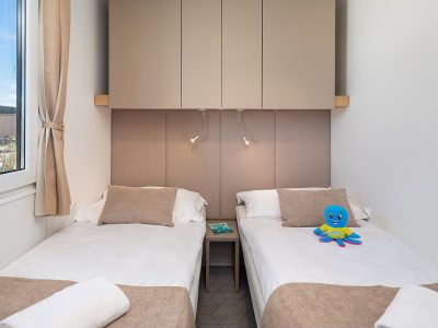 aminess-avalona-camping-resort-family-premium-holiday-home-interior-bedroom-single-beds