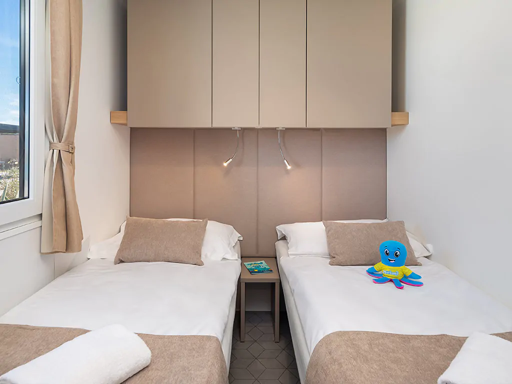 aminess-avalona-camping-resort-family-premium-holiday-home-interior-bedroom-single-beds