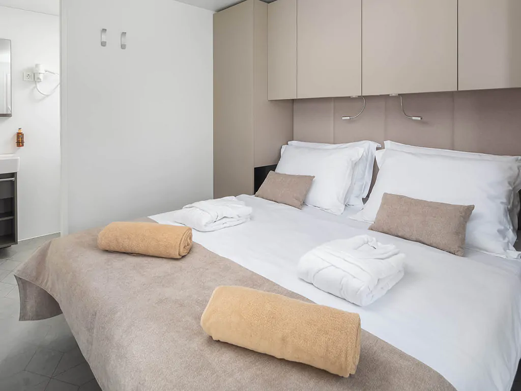 aminess-avalona-luxury-holiday-home-pool-bedoom-2