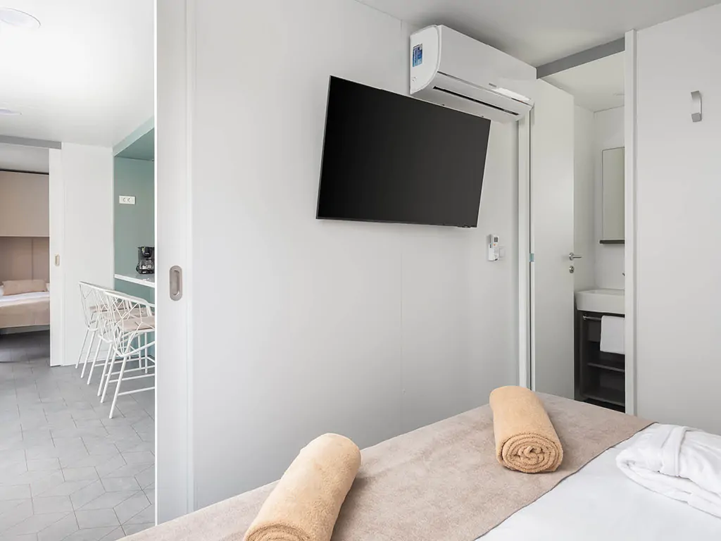 aminess-avalona-luxury-holiday-home-pool-bedoom-tv-2