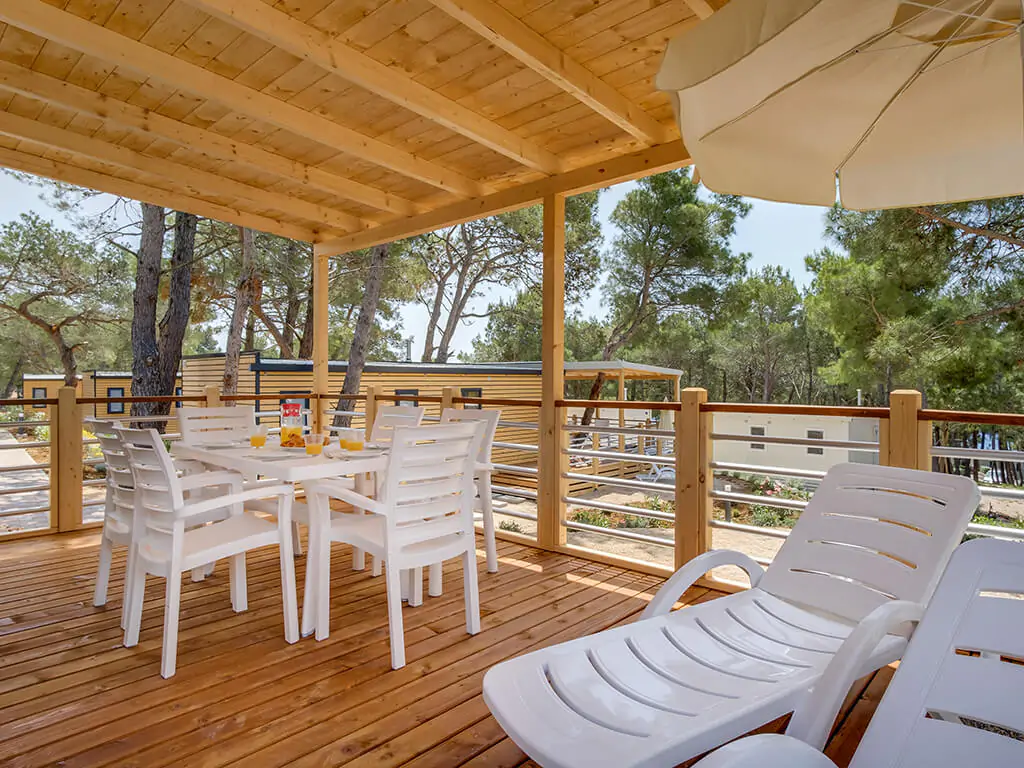 campsite-cikat-mobile-home-easy-freedhome-exterior-terrace-dining-table-sunbeds