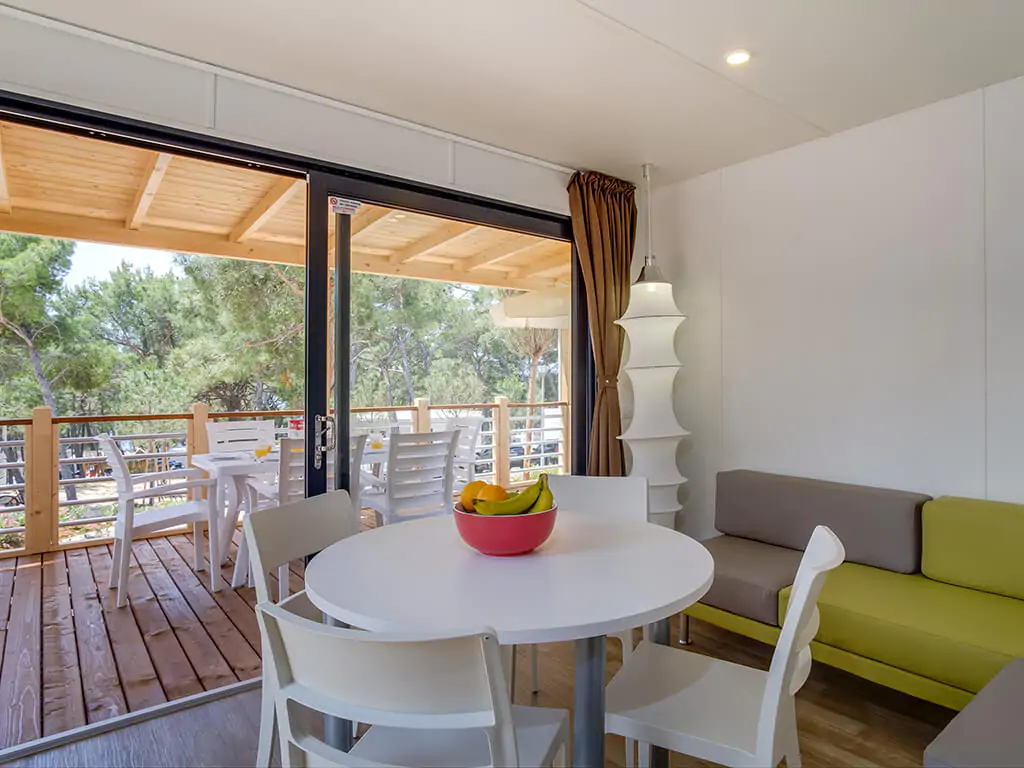 campsite-cikat-mobile-home-easy-freedhome-interior-kitchen-living-room-dining-table