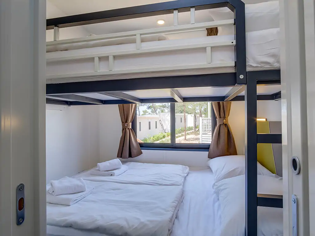 campsite-cikatmobile-home-easy-freedhome-interior-bedroom-single-beds-bunk-bed