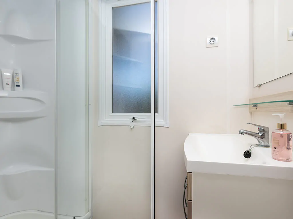 campsite-cenesatico-cottage-cesenatico-interior-bathroom
