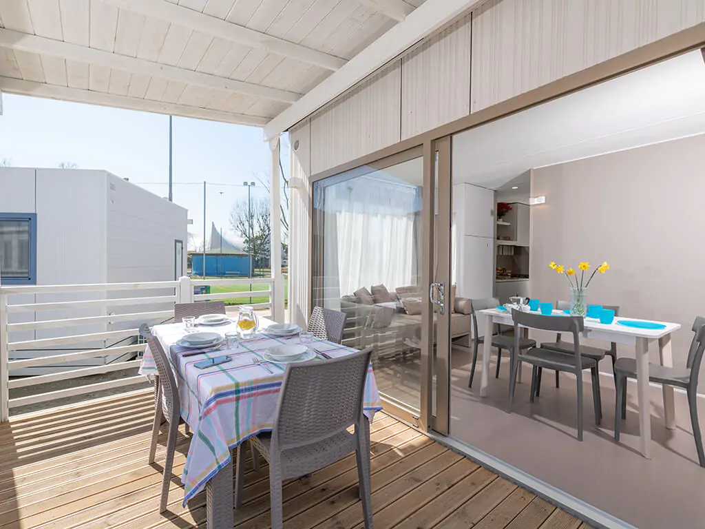 campsite-cenesatico-mobile-home-giove-exterior-terrace-dining-table
