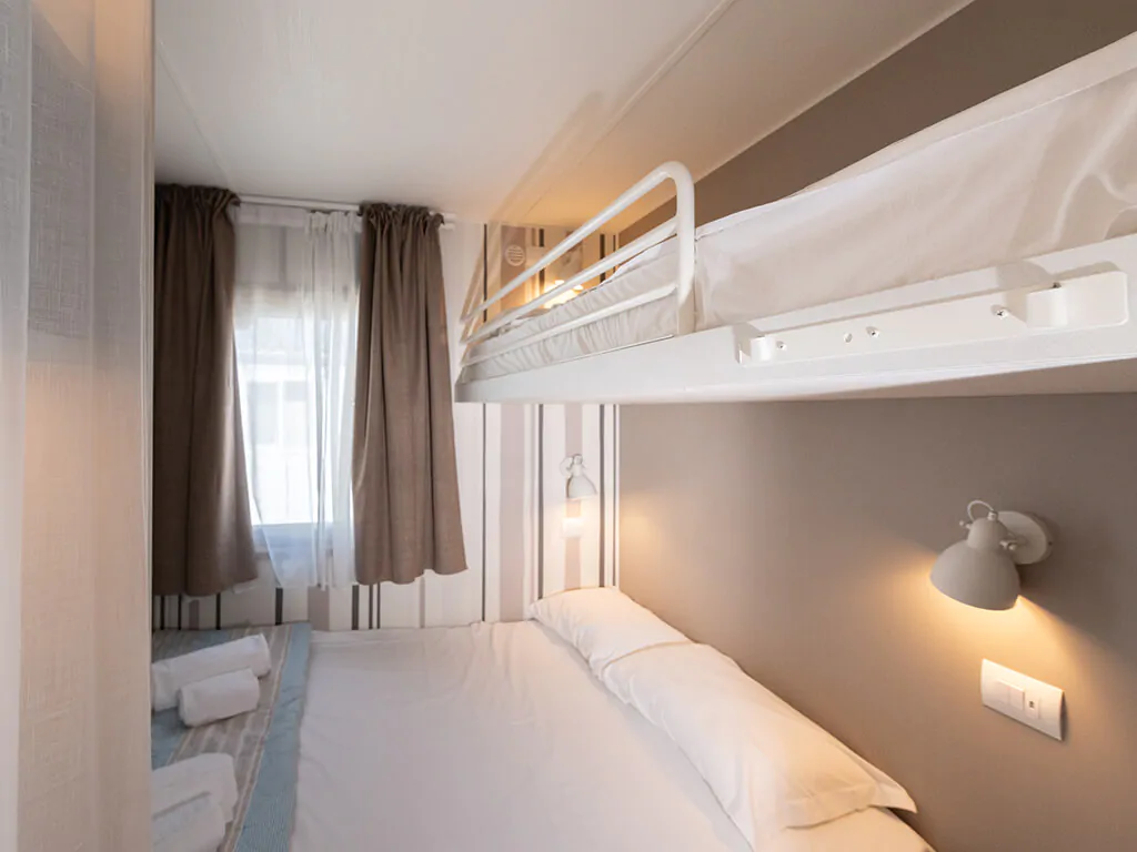 campsite-cenesatico-mobile-home-giove-interior-bedroom-double-bed-i