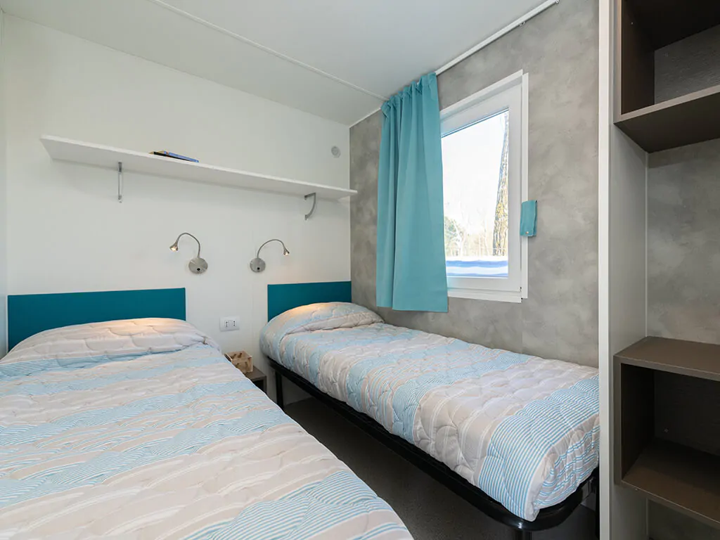 campsite-cenesatico-mobile-home-vega-interior-bedroom-single-beds