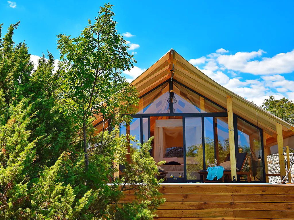 floria-glamping-garden-superior-pool-exterior
