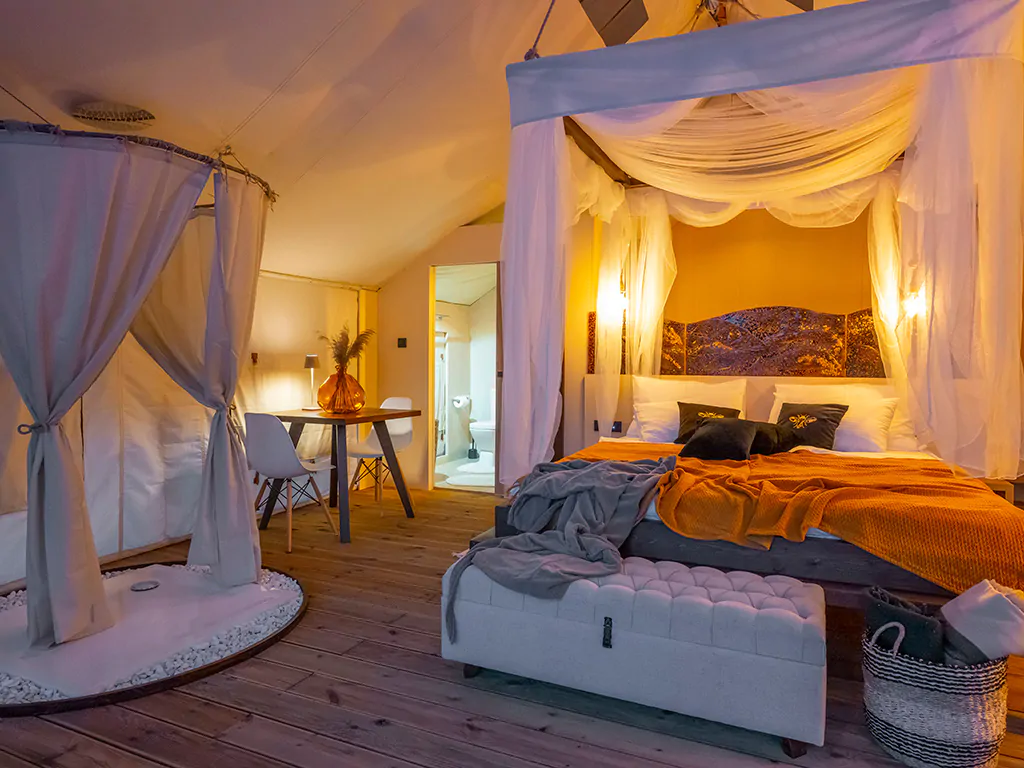 floria-glamping-garden-superior-pool-interior-bedroom-shower