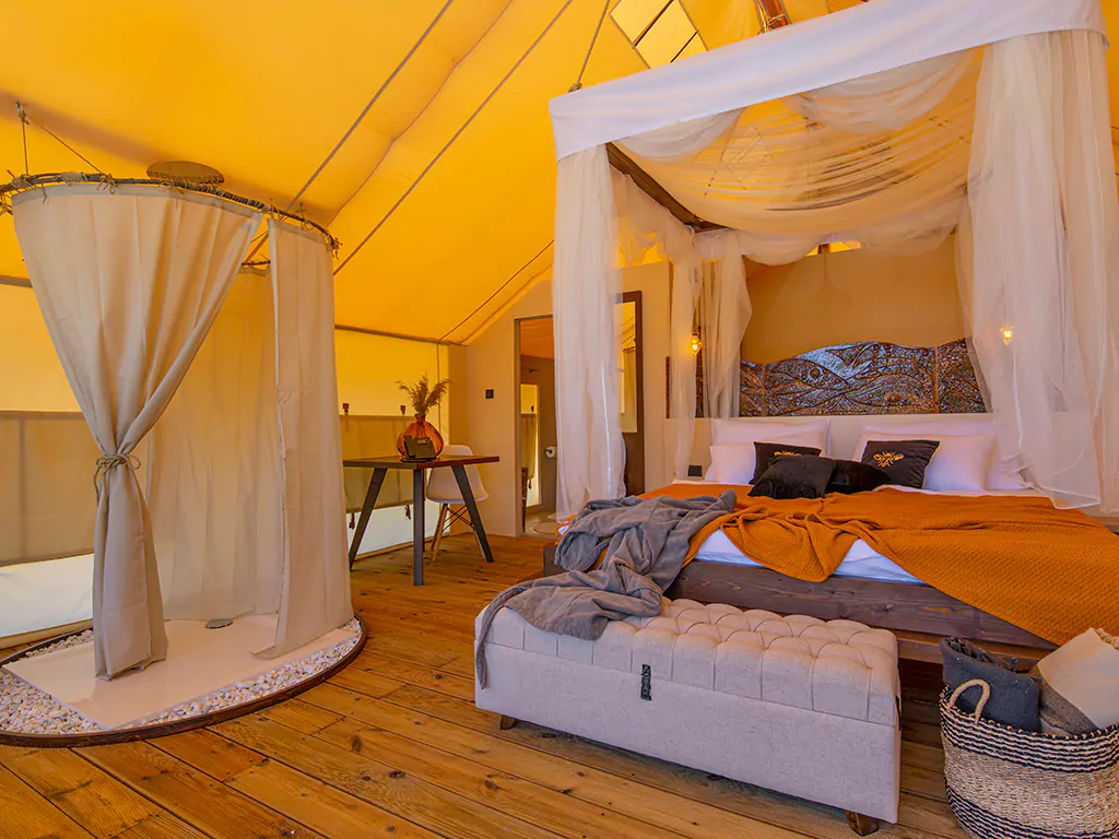 floria-glamping-garden-superior-pool-interior-bedroom