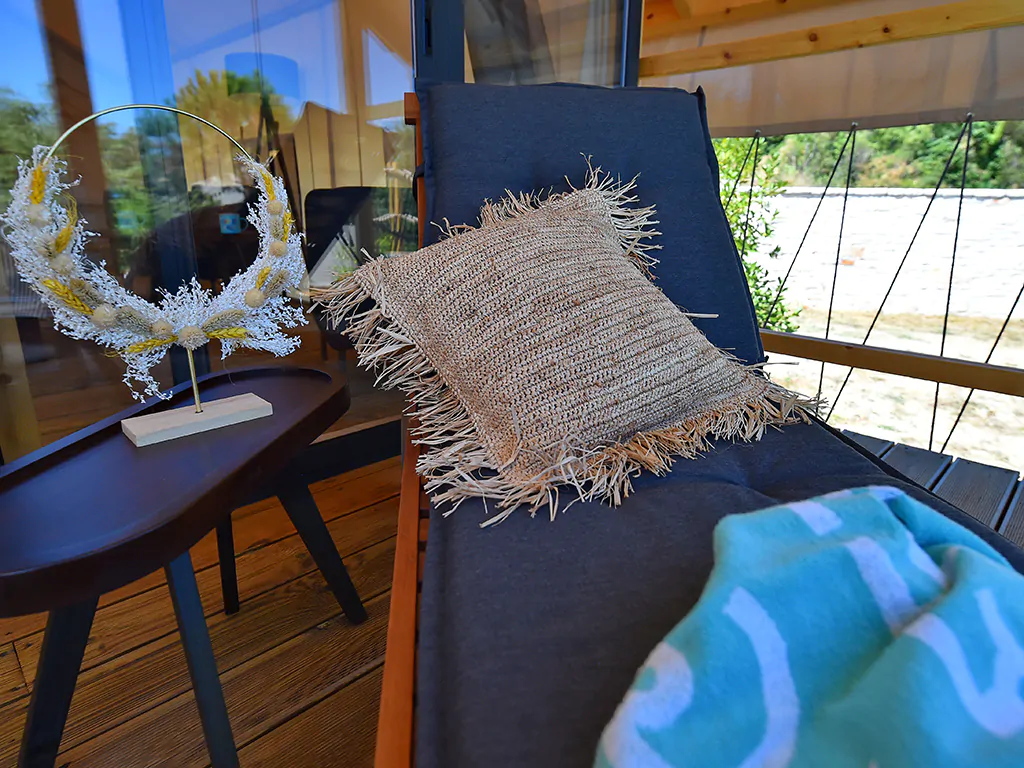 floria-glamping-garden-superior-pool-sunbeds