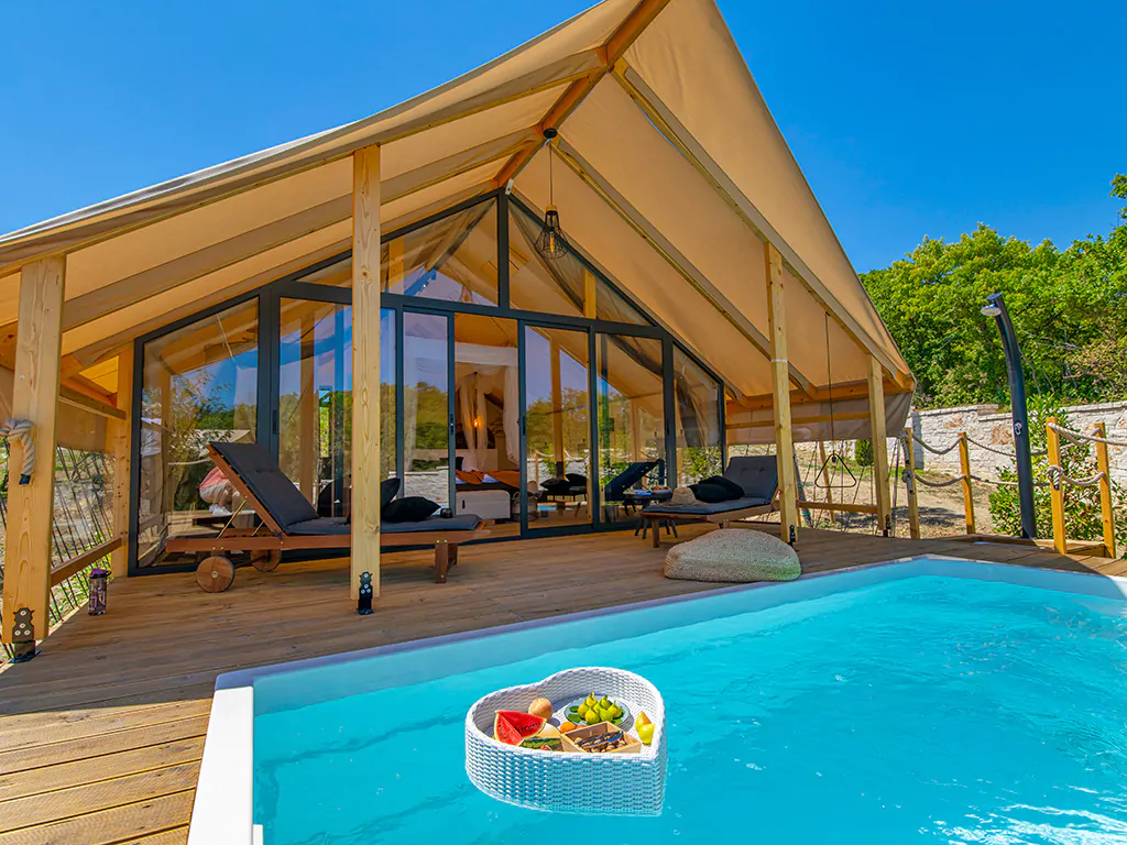 floria-glamping-garden-superior-pool-terrace-i