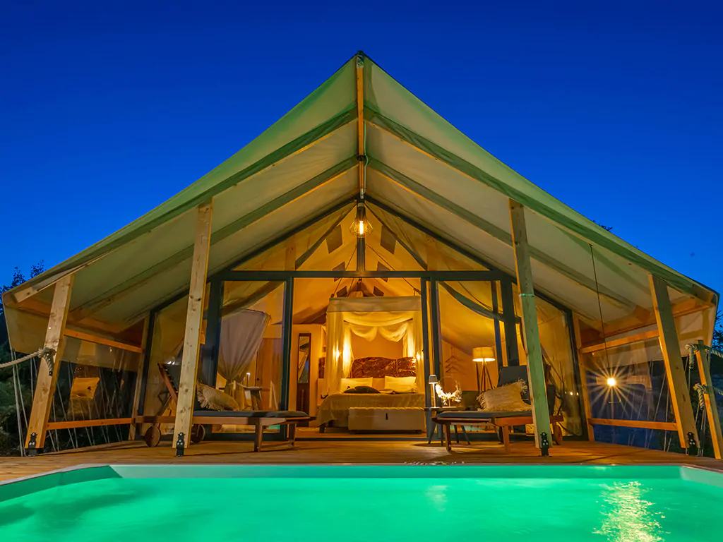 floria-glamping-garden-superior-pool-terrace-iii