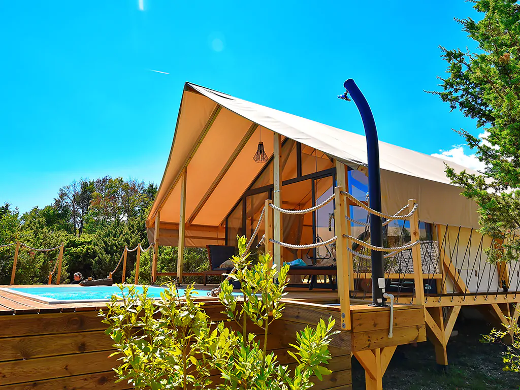 floria-glamping-garden-superior-pool-terrace-v