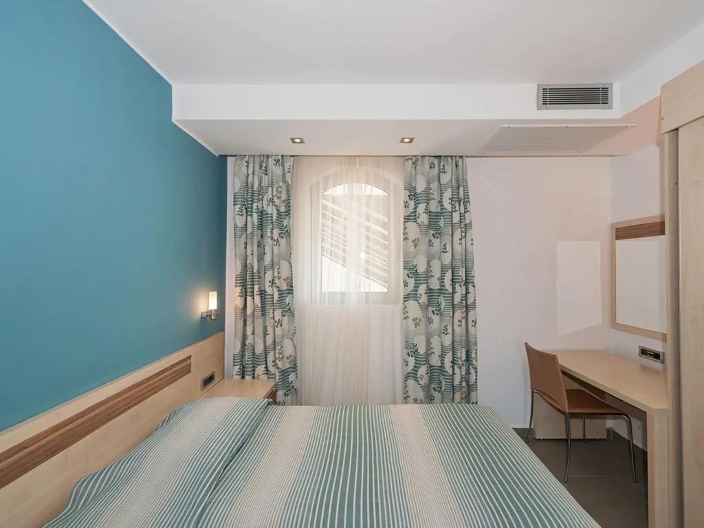 campsite-porto-sole-apartment-standard-4-persons-bedroom