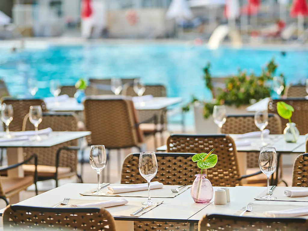 villas-park-resort-restaurant-by-the-pool