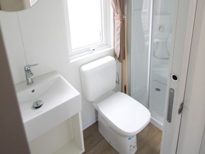 happy-camp-happy-superior-interior-bathroom