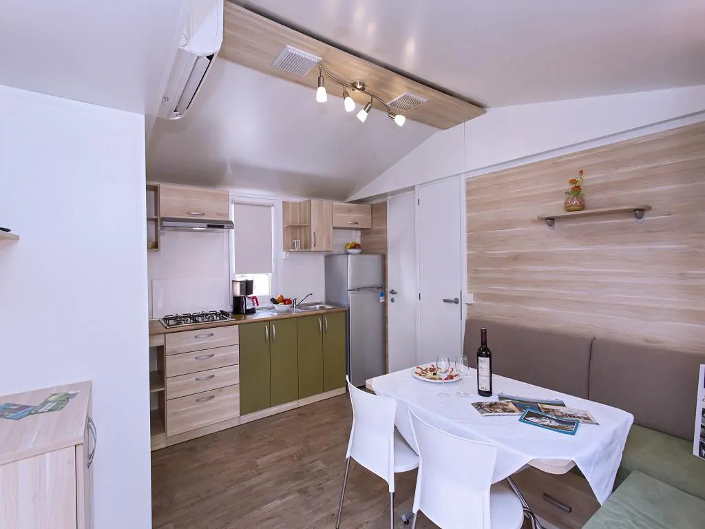 campsite-park-soline-mobile-home-premium-fist-row-interior-kitchen