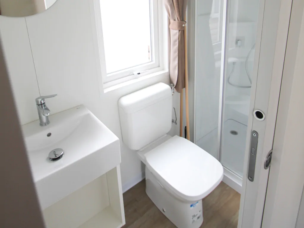 happy-camp-happy-superior-interior-bathroom-3