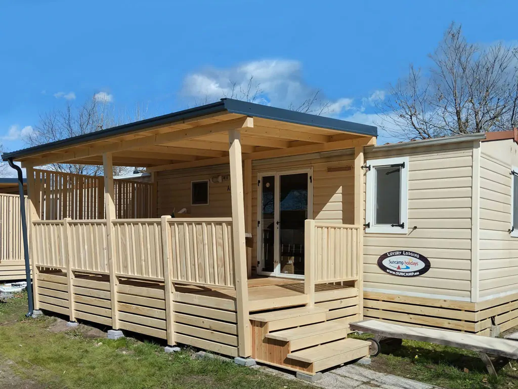 campsite-cisano-san-vito-sunlodge-aspen-premium-exterior-front-view