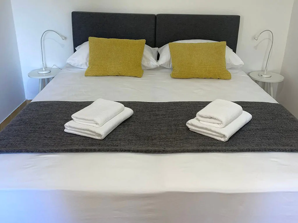 campsite-jezera-lovisca-apartament-a-interior-bedroom-double-bed-i