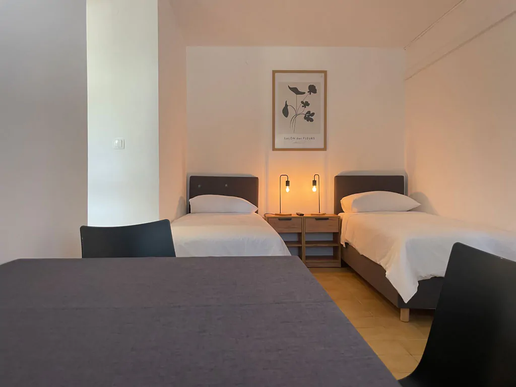 campsite-jezera-lovisca-apartament-a-interior-single-beds
