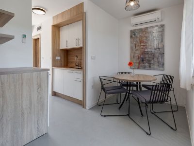campsite-jezera-lovisca-apartament-b-interior-dining-room