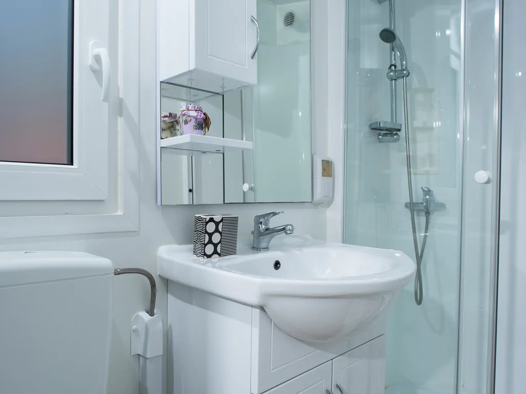 campsite-perna-mobile-home-superior-partial-seaview-bathroom-i