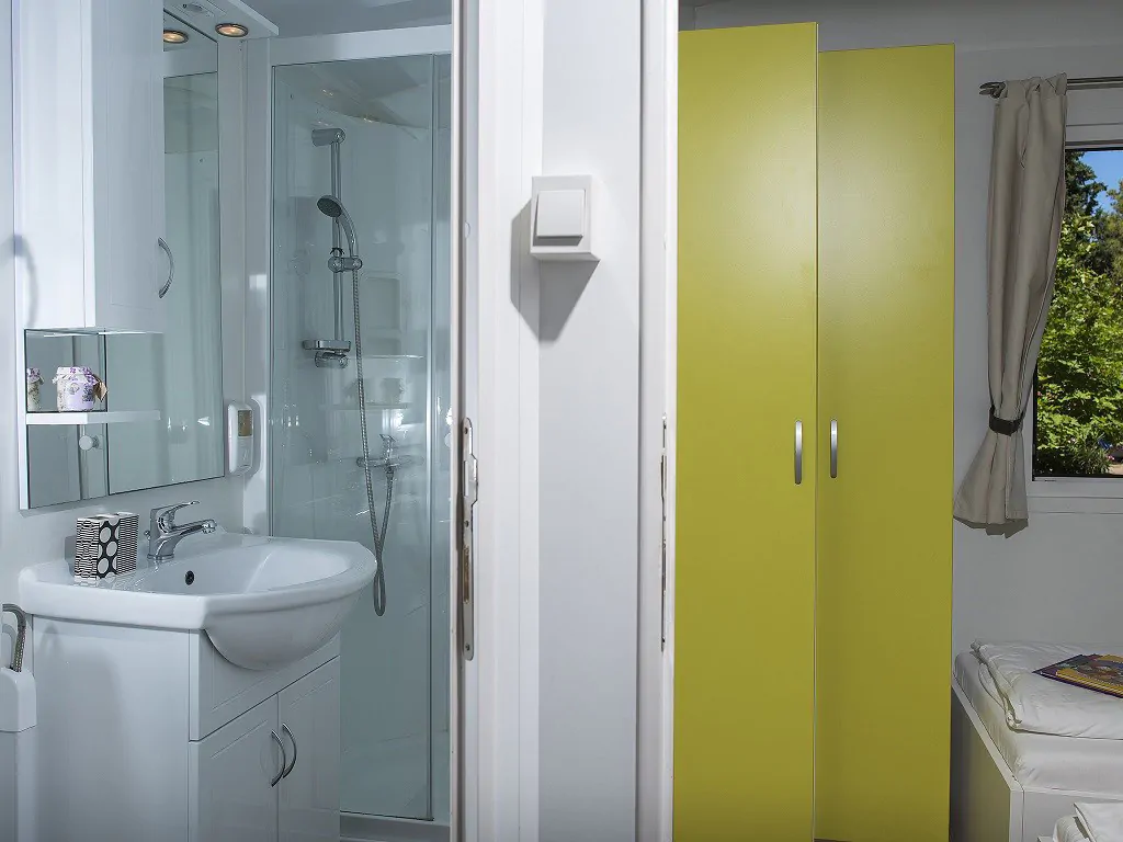 campsite-perna-mobile-home-superior-partial-seaview-bathroom