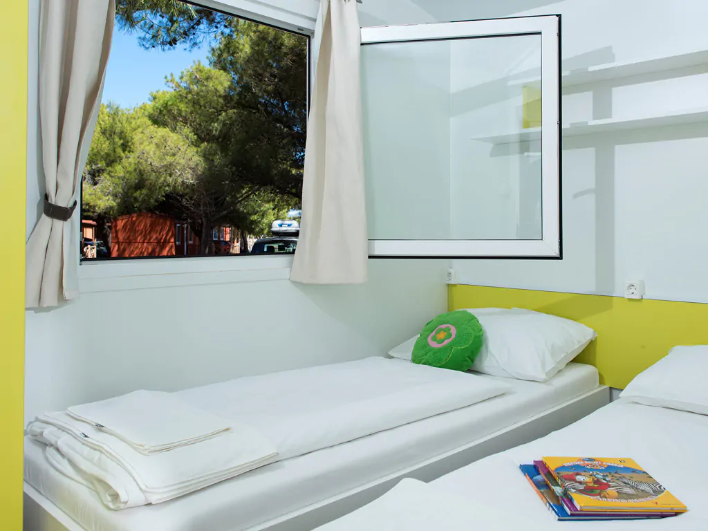 campsite-perna-mobile-home-superior-partial-seaview-bedroom-single-beds