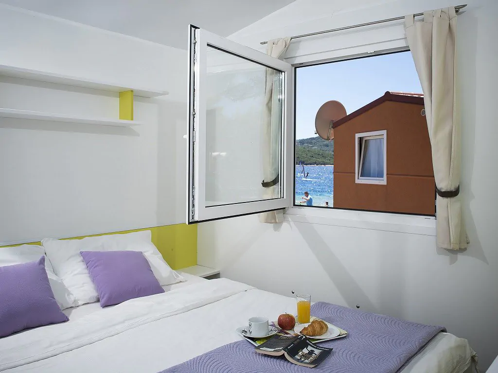 campsite-perna-mobile-home-superior-partial-seaview-bedroom