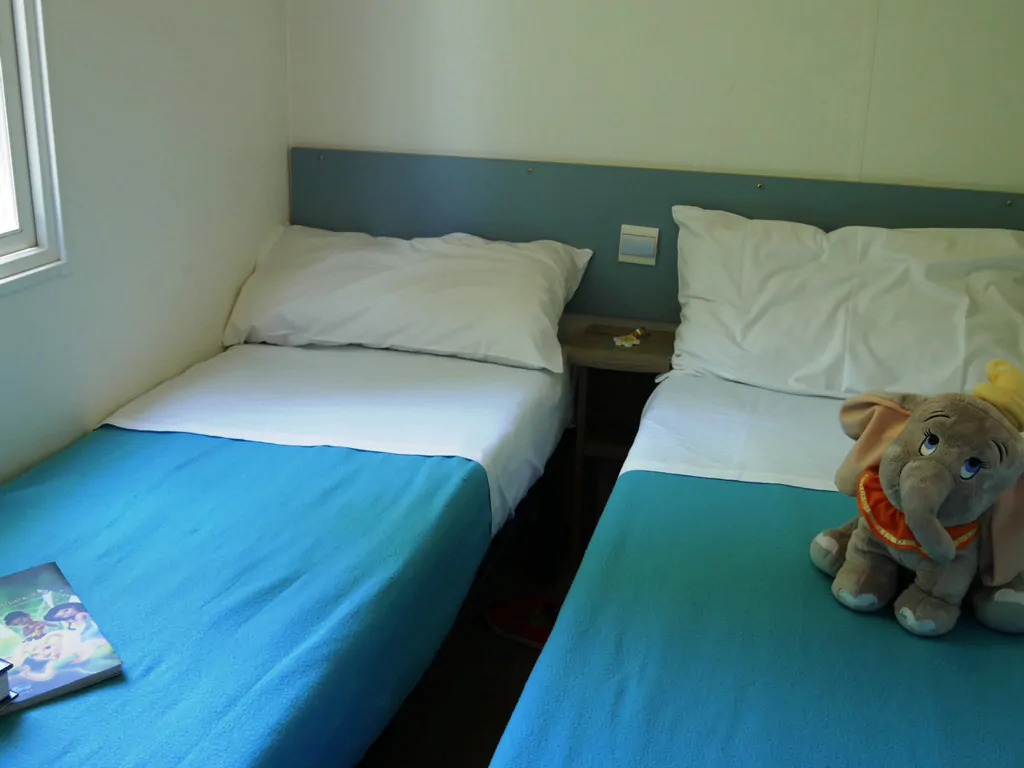 happy-camp-happy-comfort-interior-bedroom-single-beds
