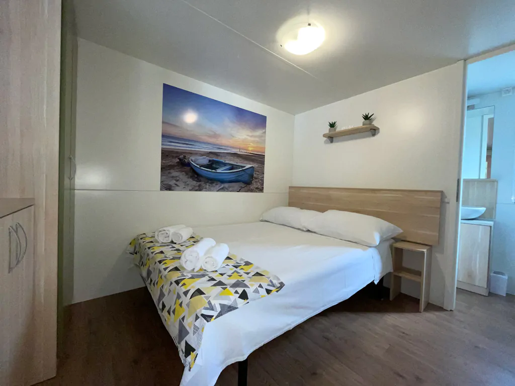 jezera-village-mobile-home-interior-bedroom-double-bed-i