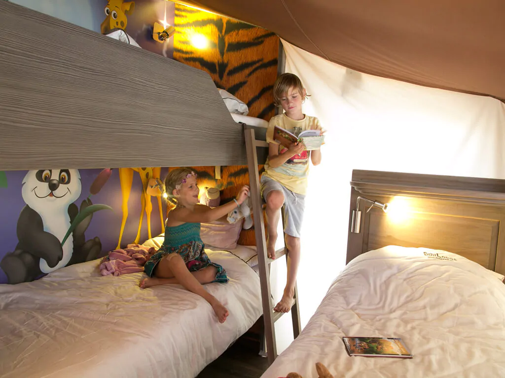 mobile-home-sunlodge-jungle-interior-bedroom-i-3