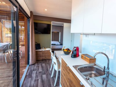 olivia-green-camping-deluxe-camping-villa-seaview-pool-kitchen