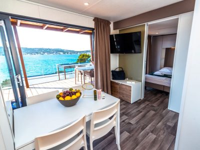 olivia-green-camping-deluxe-camping-villa-seaview-pool-living-room