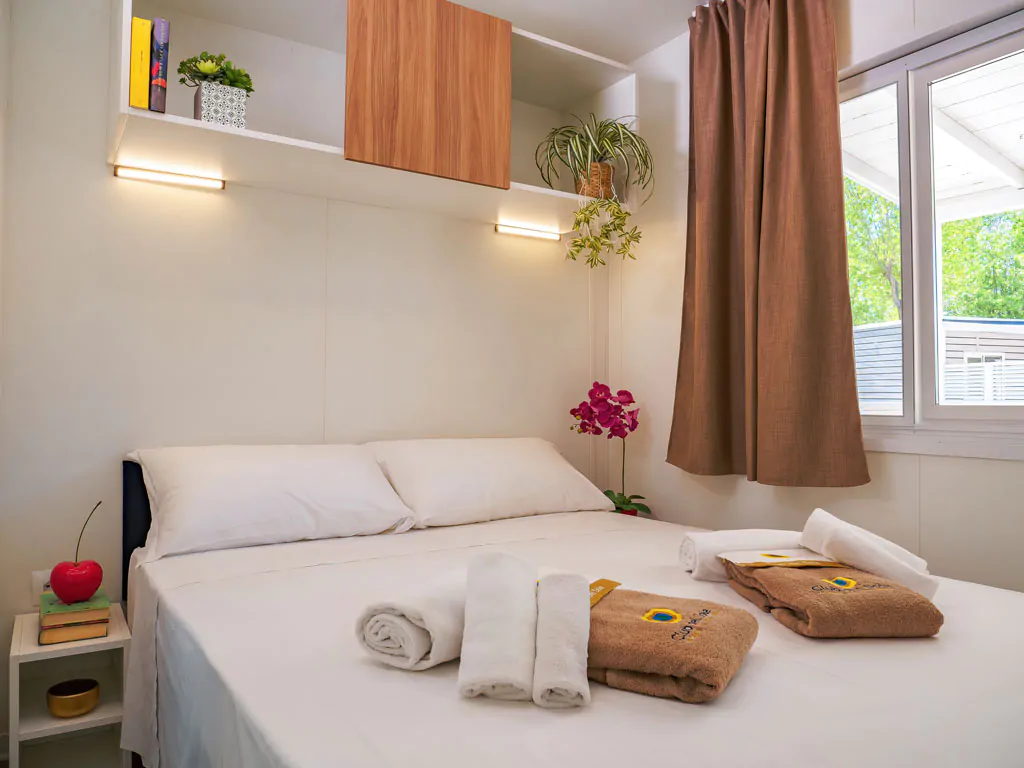 rimini-family-village-mobile-home-lodge-superior-interior-bedroom