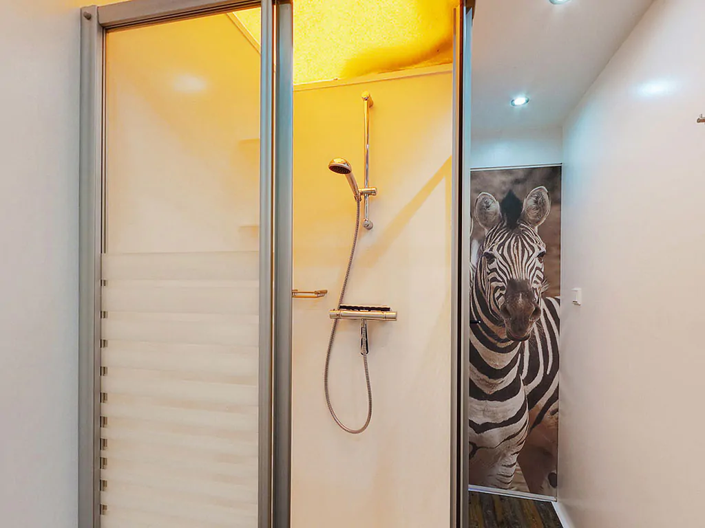 sunlodge-safari-mobile-home-interior-bath-room