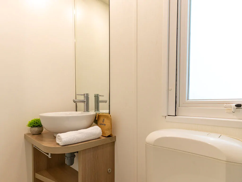 adriano-family-collection-lodge-superior-interior-bathroom-sink