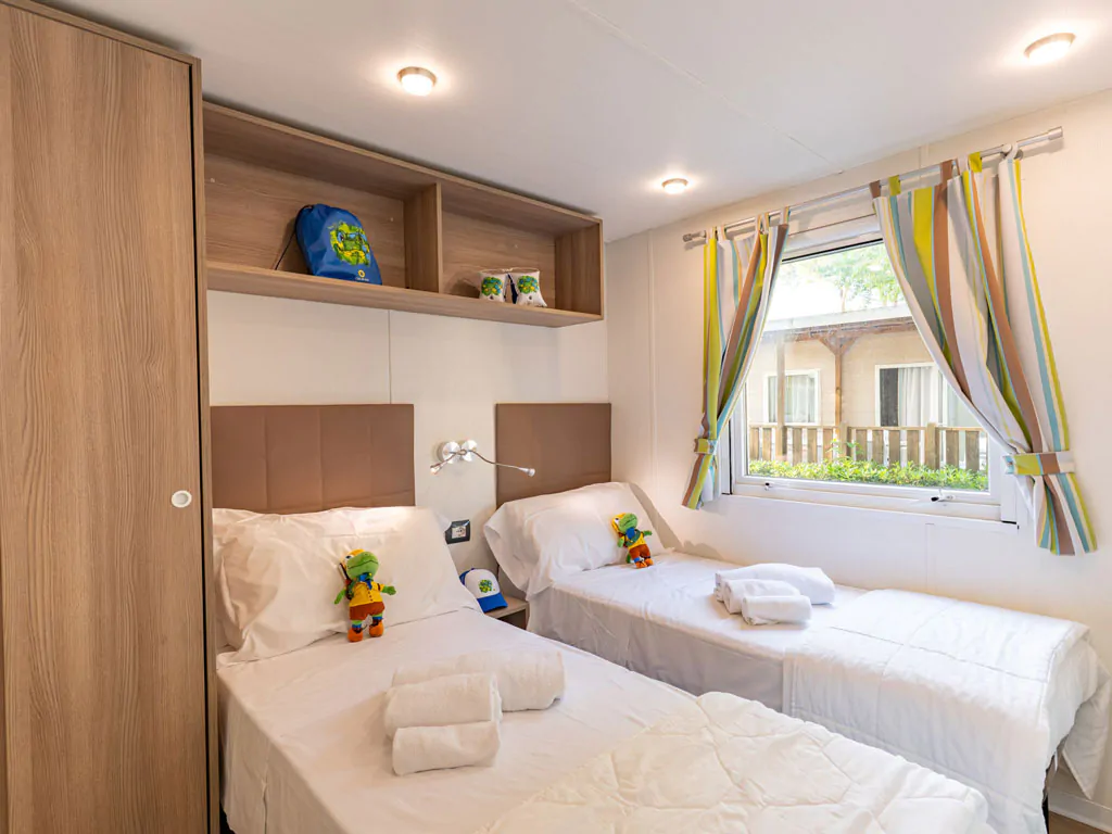 adriano-family-collection-lodge-superior-interior-bedroom-single-beds