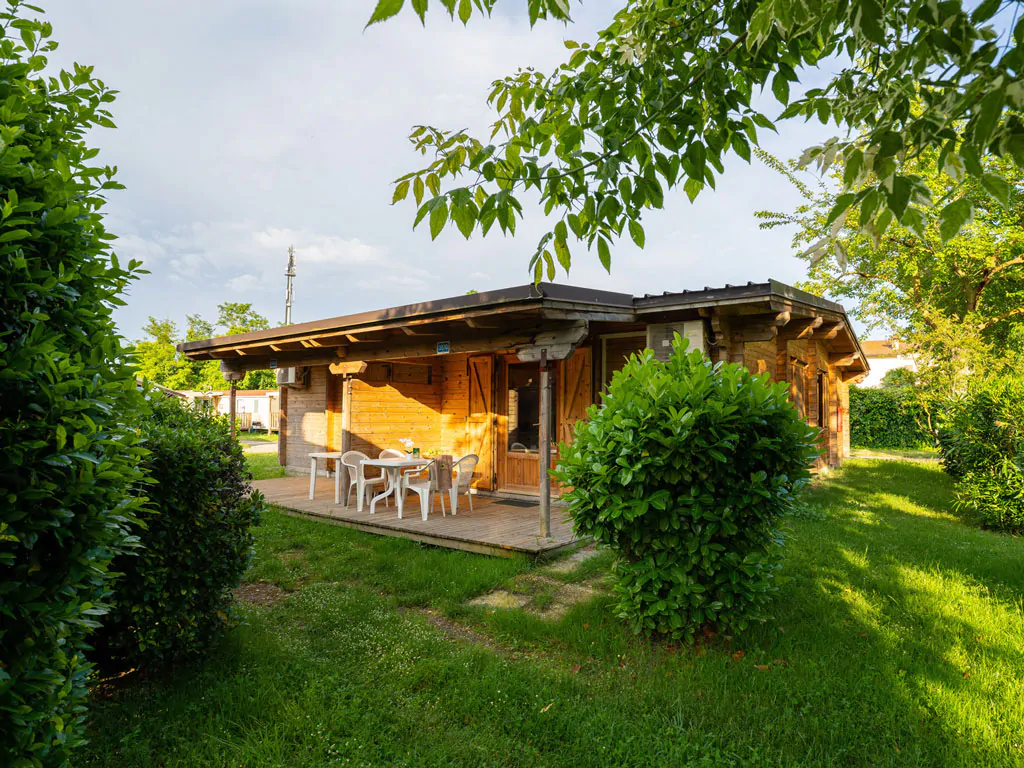 adriano-family-collection-mobile-home-chalet-comfort-dog-exterior-mobile-home-view